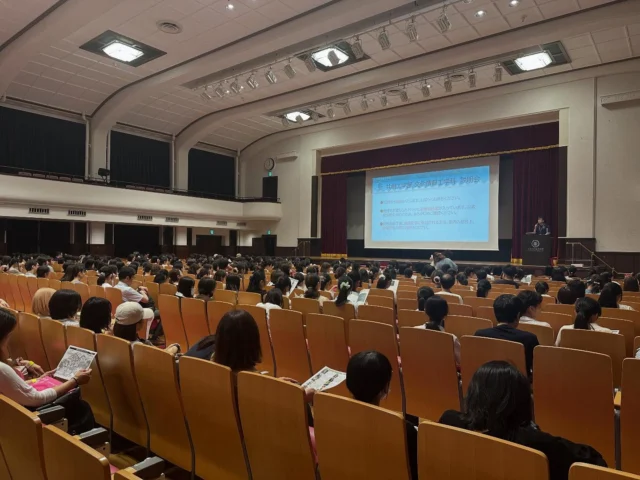 【2025.7.20｜オープンキャンパス】

今年の会場は徽音堂！
なんと保護者含めて500名超えのご来場👏
大盛況の1日となりました✨

施設ツアーでは、土田が作業室をご案内🧑‍🏫
レーザーカッターや3Dプリンタの紹介のほか、ダンス検索システムの簡単なデモも披露しました。
バタバタで写真は撮れませんでしたが、たくさんの高校生とお話できてとても嬉しかったです！

そして何より、文情学生によるトークショーが素晴らしかった…！！！
文情愛あふれるトークで、会場も温かい雰囲気に☺️
「この雰囲気楽しそう！」と感じた方、きっと向いてます。ぜひぜひ受験をご検討ください🌸

今回、個別相談で3名いらして、バトンや書道など特技をもつ方や、「こんなものを作りたい！」という熱意あるお話もたくさん。とても楽しい時間でした！

もし「聞きそびれた！」という方がいれば、DMでもお気軽にどうぞ！

#オープンキャンパス #お茶大 #文化情報工学科 #共創工学部 #高校生 #受験生応援 #文情でまってます